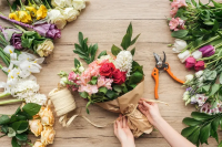 Od serca dla bliskiej osoby – jak skomponować bukiet ze świeżych kwiatów w kwiaciarni?